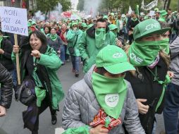 Miles de personas marchan durante una manifestación nacional convocada por tres sindicatos belgas. EFE / O. Hoslet