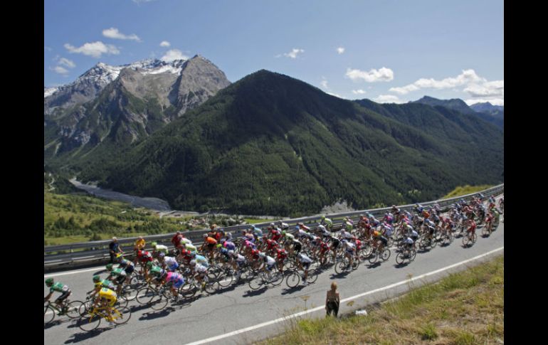 La carrera, que se ha disputado prácticamente sin interrupción desde 1903, atrae cada año a unos 12 millones de espectadores. AP / ARCHIVO