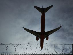 El aterrizaje ocurrió a las 08:30 horas locales, cuando la tripulación del mismo reportó la posible presencia de material explosivo. AP / ARCHIVO