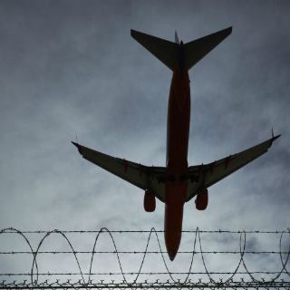 Avión aterriza en LA por supuesta amenaza de bomba