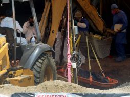 El embalaje que presuntamente contendrá el 'cuerpo1' fue sacado alrededor de las 12:23 horas de este martes. AFP /