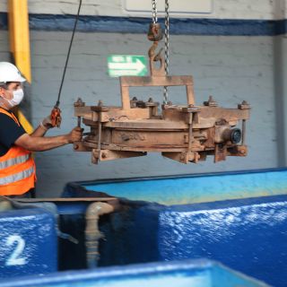 Hacen bocas de tormenta y alcantarillas con plástico reciclado