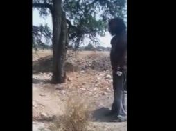 En el video, los jóvenes lanzan piedras, tierra y pintura blanca contra el indigente. YOUTUBE / Redacción Sin Censura