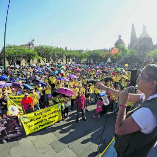Burócratas protestan por 'crisis' en Ipejal; Ayón acepta nueva auditoría