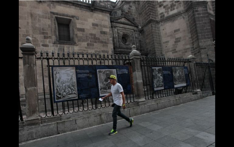 Un transeúnte camina frente a reproducciones que hacen parte de la exposición 'El Quijote. Imágenes y artistas'. EFE / S. Gutiérrez