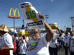 Los empleados piden un salario mínimo de 15 dólares la hora, una campaña a nivel nacional que comenzó en el 2012. EFE / ARCHIVO