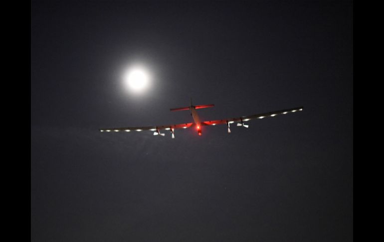 La nave está fabricada con fibra de carbón, por lo que la más leve presión puede dañarlo, de ahí la revisión minuciosa. AP / J. Revillard