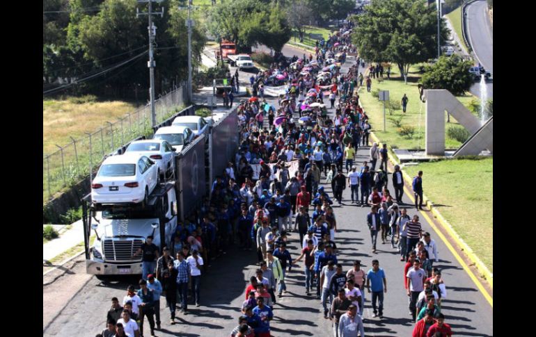 Un contingente de alrededor de 15 camiones con maestros de la CNTE intentaban llegar a la Ciudad, provenientes de Michoacán. SUN / ARCHIVO