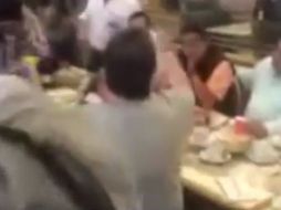 La señora, de espaldas, acusa a Monreal, de chaleco obscuro, de ser productor de marihuana. YOUTUBE /