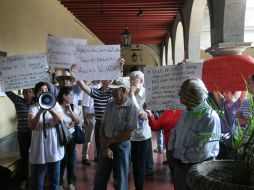 Con pancartas y un megáfono, los disconformes reclaman el poco apoyo que han recibido de la actual administración. EL INFORMADOR / R. Tamayo