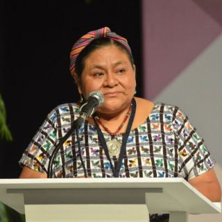 Rigoberta Menchú exige disculpas de actriz mexicana por burla