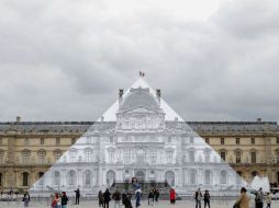 Cubrió la pirámide de vidrio con una instalación trampantojo, dando la impresión de que ha desaparecido. AP / F. Mori