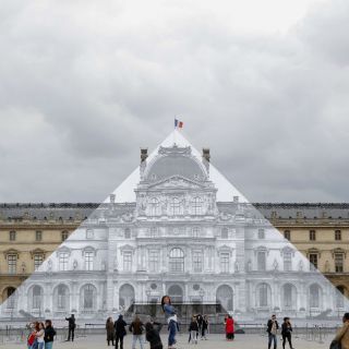 Artista logra desaparecer pirámide de Louvre en París