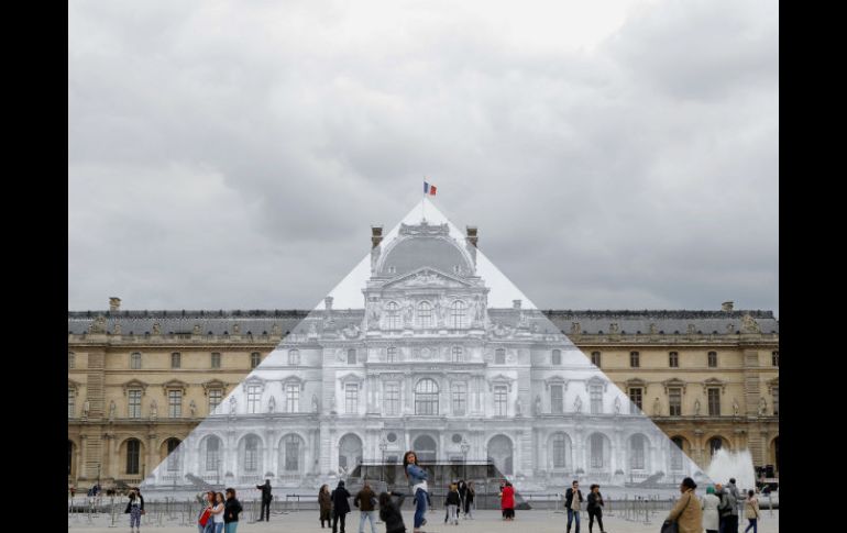Cubrió la pirámide de vidrio con una instalación trampantojo, dando la impresión de que ha desaparecido. AP / F. Mori