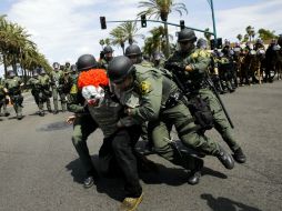 Granaderos someten a un manifestante en Anaheim, donde Donald Trump daba un discurso. AP / J. Hong