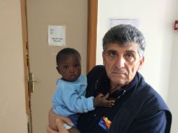 El médico de Lampedusa no esconde que se ha encariñado de la pequeña y tal vez la adopte. TWITTER / @Vanni