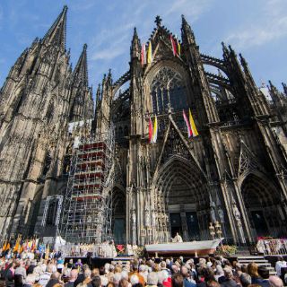 Cardenal alemán oficia misa de Corpus Christi sobre embarcación