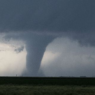 Tornado en Kansas deja daños en 20 viviendas
