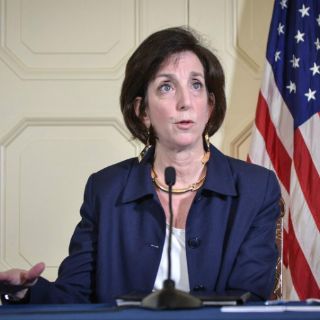 Retrasan una hora arribo de Roberta Jacobson a México