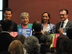 Sobre las tasas de interés, Videgaray (d) comenta que eso le corresponde decidir al Banco de México. TWITTER / @LVidegaray