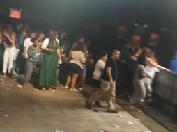 El video dentro del recinto mostraba a los asistentes corriendo a los lados en un intento por huir de la zona. AP / E. Rodriguez