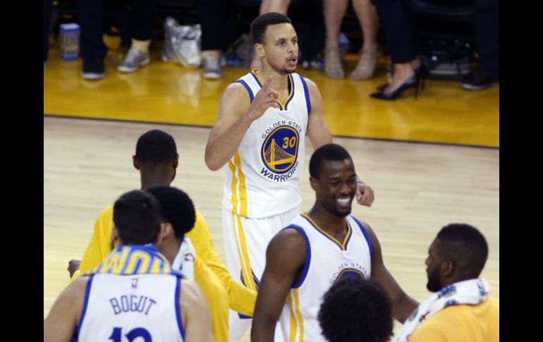 Stephen Curry anotó 31 puntos en el juego de anoche. EFE / M. Davey