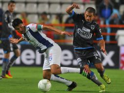 Víctor Guzmán y Walter Gargano disputan el balón. El partido de vuelta s ejugará en domingo en Monterrey. AFP / M. Calls