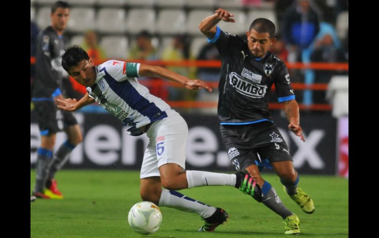 Víctor Guzmán y Walter Gargano disputan el balón. El partido de vuelta s ejugará en domingo en Monterrey. AFP / M. Calls