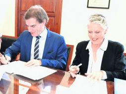 Darío Lopérfido y Myriam Vachez en la firma del documento. ESPECIAL / SCJ