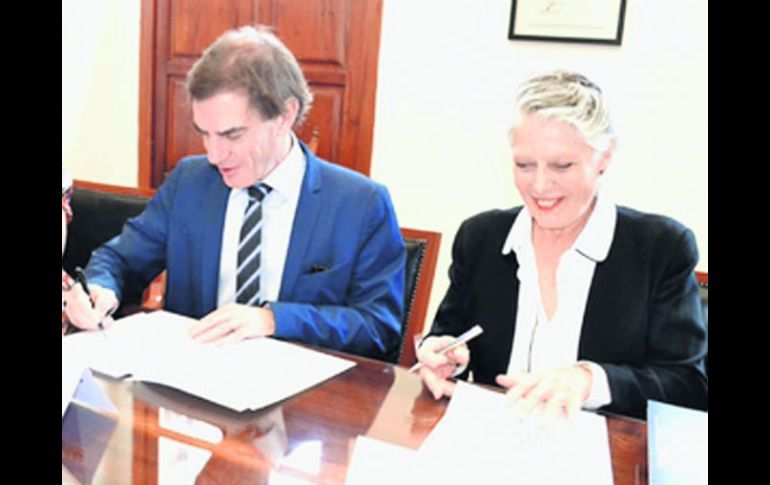 Darío Lopérfido y Myriam Vachez en la firma del documento. ESPECIAL / SCJ