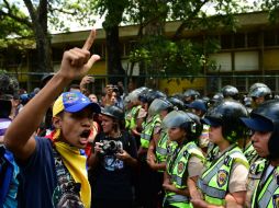 Estudiantes universitarios marcharon ayer para exigir al Gobierno solución a la crisis. AFP / R. Schemidt