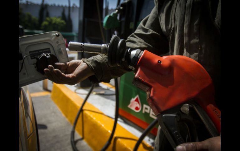 La SHCP da a conocer que los precios que se mantienen son menores en 41 y 43 centavos a los observados en 2015. NTX / ARCHIVO