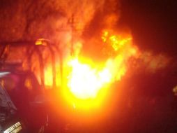 El fuego alcanza una y una motocicleta, las cuales eran utilizadas por los delincuentes que huyeron del lugar. NTX / ARCHIVO