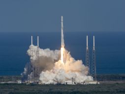 El cohete blanco brillante Falcon 9 despegó de Cabo Cañaveral, Florida. AFP / SPACEX