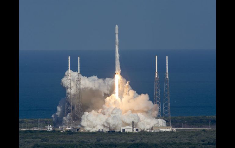 El cohete blanco brillante Falcon 9 despegó de Cabo Cañaveral, Florida. AFP / SPACEX