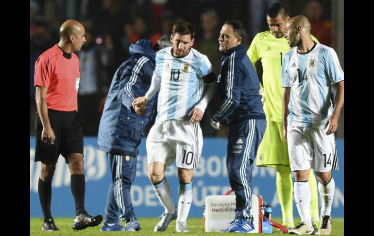 El astro del Barcelona, que sufrió un choque involuntario, se retiró con gestos de dolor y se fue directamente a los vestuarios. AFP / E. Abramovich