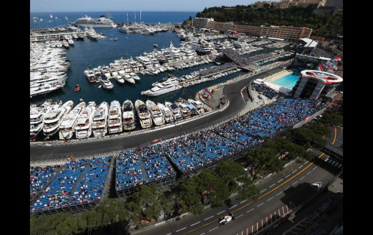 Con los movimientos, Carlos Sainz (Toro Rosso) saldrá sexto y Fernando Alonso (McLaren-Honda), noveno. AFP / V. Hache