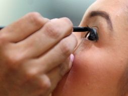 Si quieres pronunciar la mirada delinea con blanco arriba del nacimiento de las pestañas. EL INFORMADOR / ARCHIVO