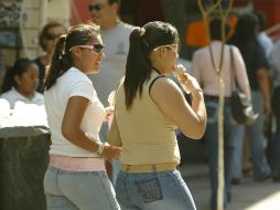 Ante la onda cálida, recomiendan mantener una buena hidratación y no exponerse a los rayos del sol. EL INFORMADOR / ARCHIVO