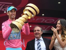 El siciliano celebra su triunfo en el podio de Turín, Italia. AP / A. Di Meo