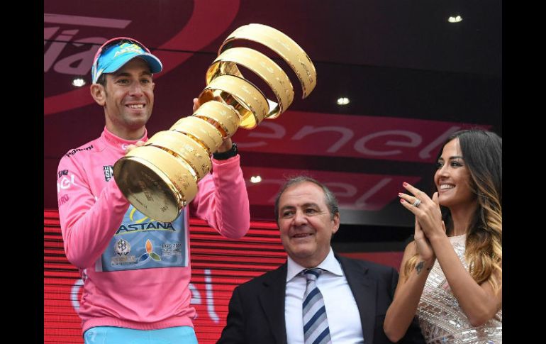 El siciliano celebra su triunfo en el podio de Turín, Italia. AP / A. Di Meo