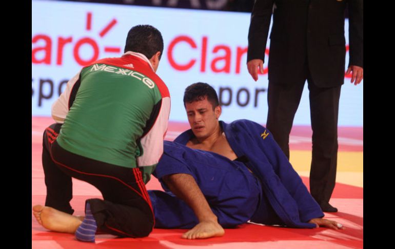 Cuando restaban dos minutos, Esquivel dijo adiós a la competencia debido a una lesión en la rodilla derecha. EL INFORMADOR / R. Tamayo