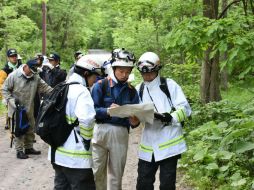 Unos 130 agentes de policía y bomberos participan en la búsqueda del pequeño. AP /