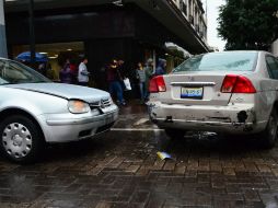 Sean hombres o mujeres, lo mejor es seguir las normas viales y evitar distracciones al manejar. EL INFORMADOR / F. Atilano