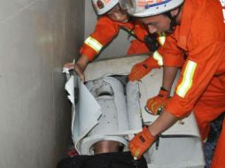 Los bomberos demoraron 40 minutos en liberar al afectado, para lo cual tuvieron que usar una sierra. ESPECIAL /