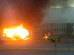 La destrucción no se limitó a los vehículos, también se afectó a aparatos electrónicos y muebles. EFE / ARCHIVO