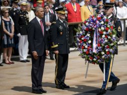 La presencia de mandatario en el Cementerio Nacional en Arlington, Virginia, refleja una larga tradición presidencial. AFP / B. Smialowski