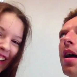 Chris Martin visita a una joven enferma en Barcelona