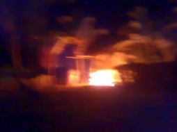 El 'choque' derivó en la quema del módulo delegacional de la localidad, además del incendio de al menos una patrulla. YOUTUBE / Novedades Quintana Roo