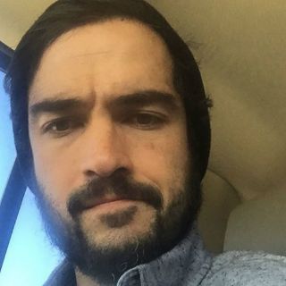 Poncho Herrera se besa con otro hombre en desfile gay